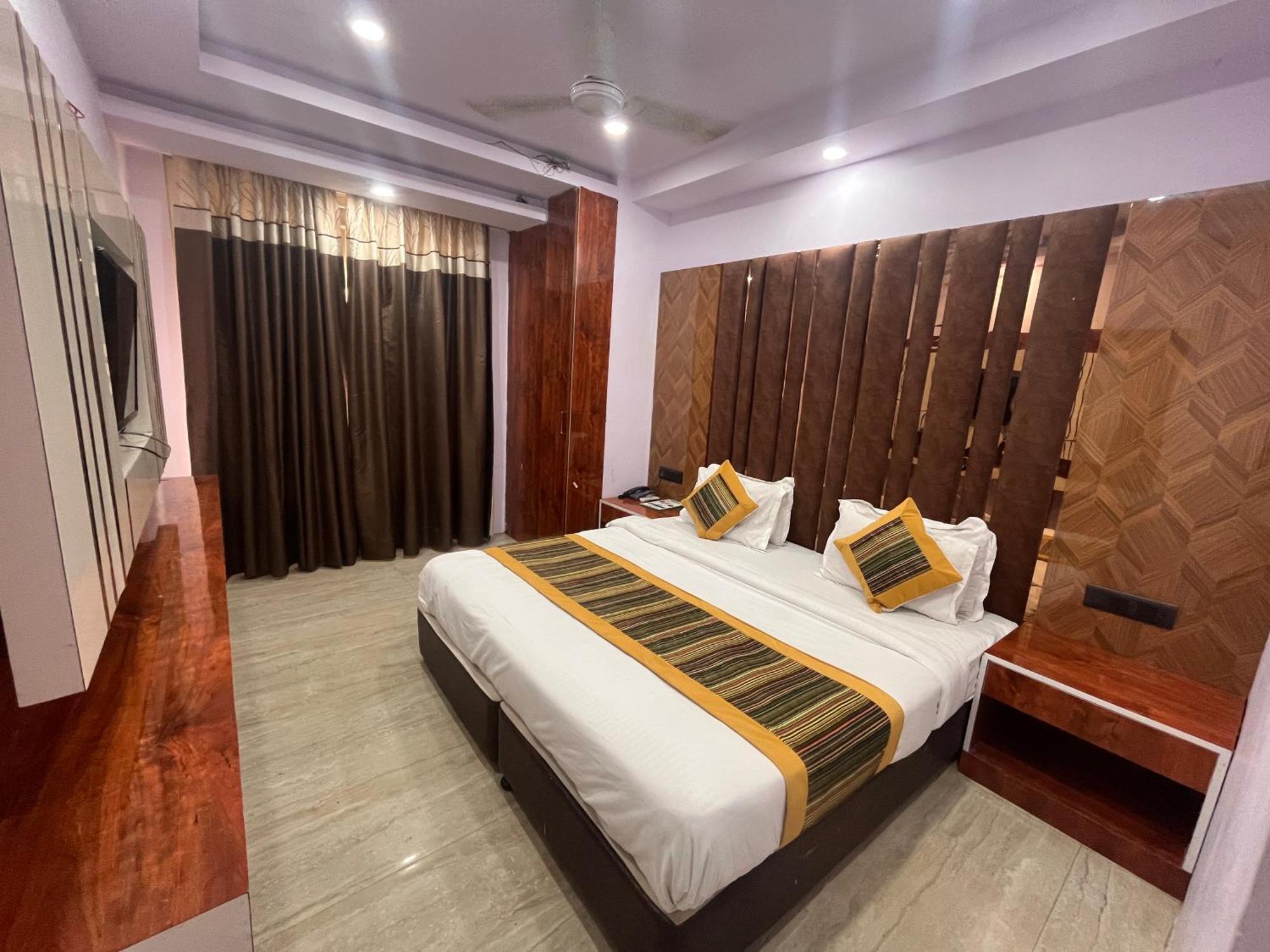 Ambience -5 Mints Walk From Railway Station 4* New Delhi